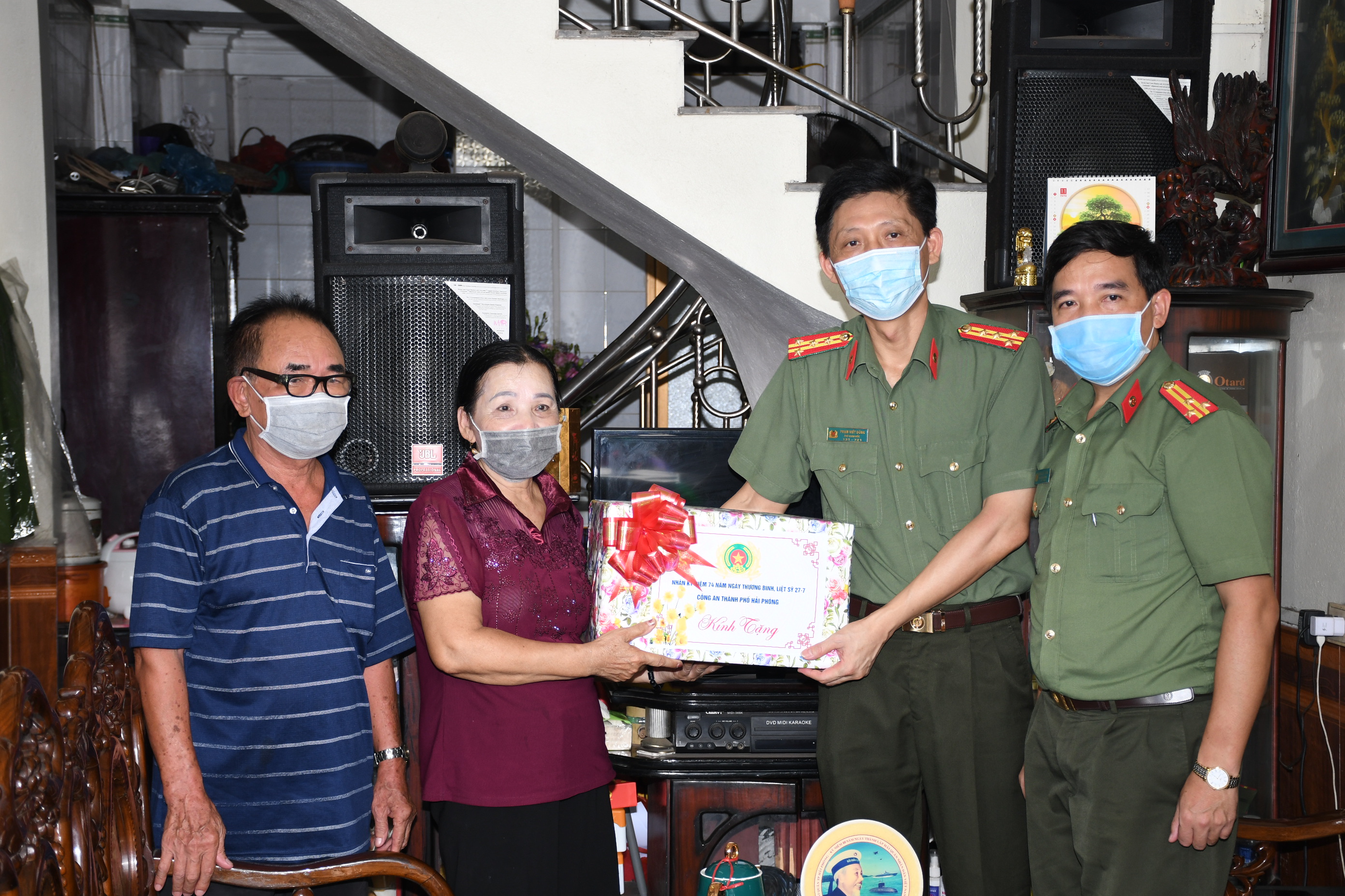 Công an thành phố thăm, tặng quà các gia đình có công với cách mạng trên địa bàn An Lão, Kiến An, Hải An